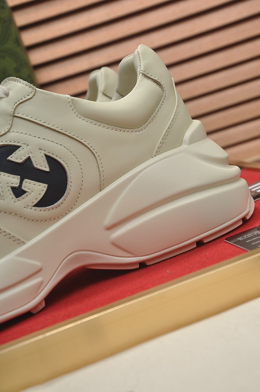 Gucci Cream White Navy Logo Low-Top Sneakers — detail