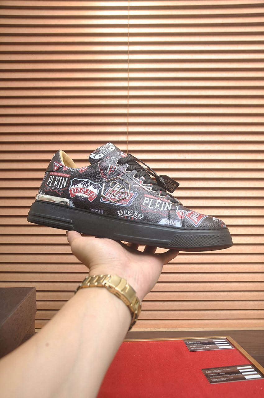 Philipp Plein Graphic Print Low-Top Sneakers — model