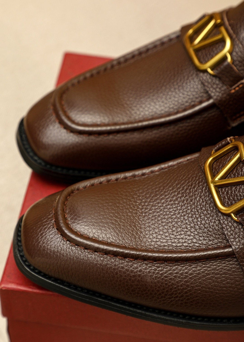 微商相册测试鞋子-Valentino Gold-Tone V Hardware Loafers — detail