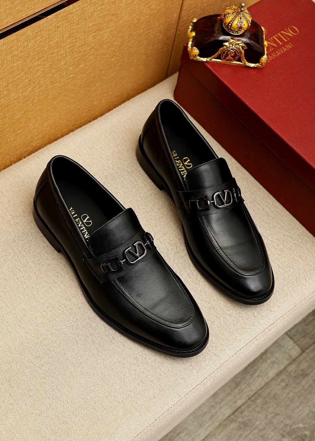 微商相册测试鞋子-Valentino Tapered Toe Loafers — front