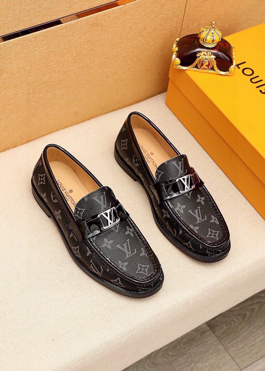 微商相册测试鞋子-Louis Vuitton Monogram Buckle Loafers — front