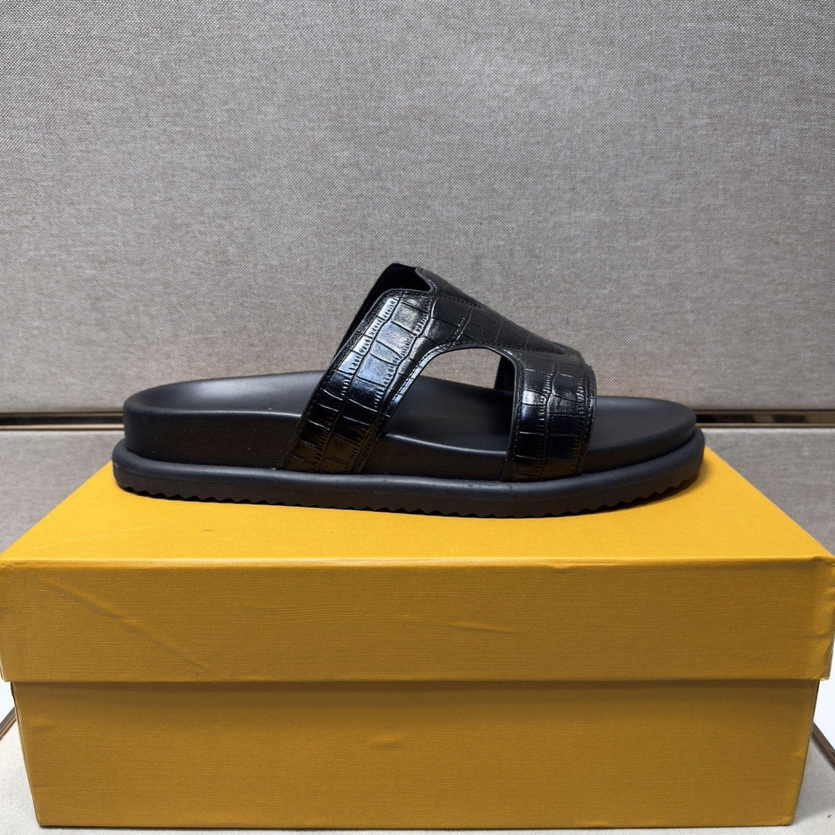 Men’s Textured Crossover Slide Sandals — front