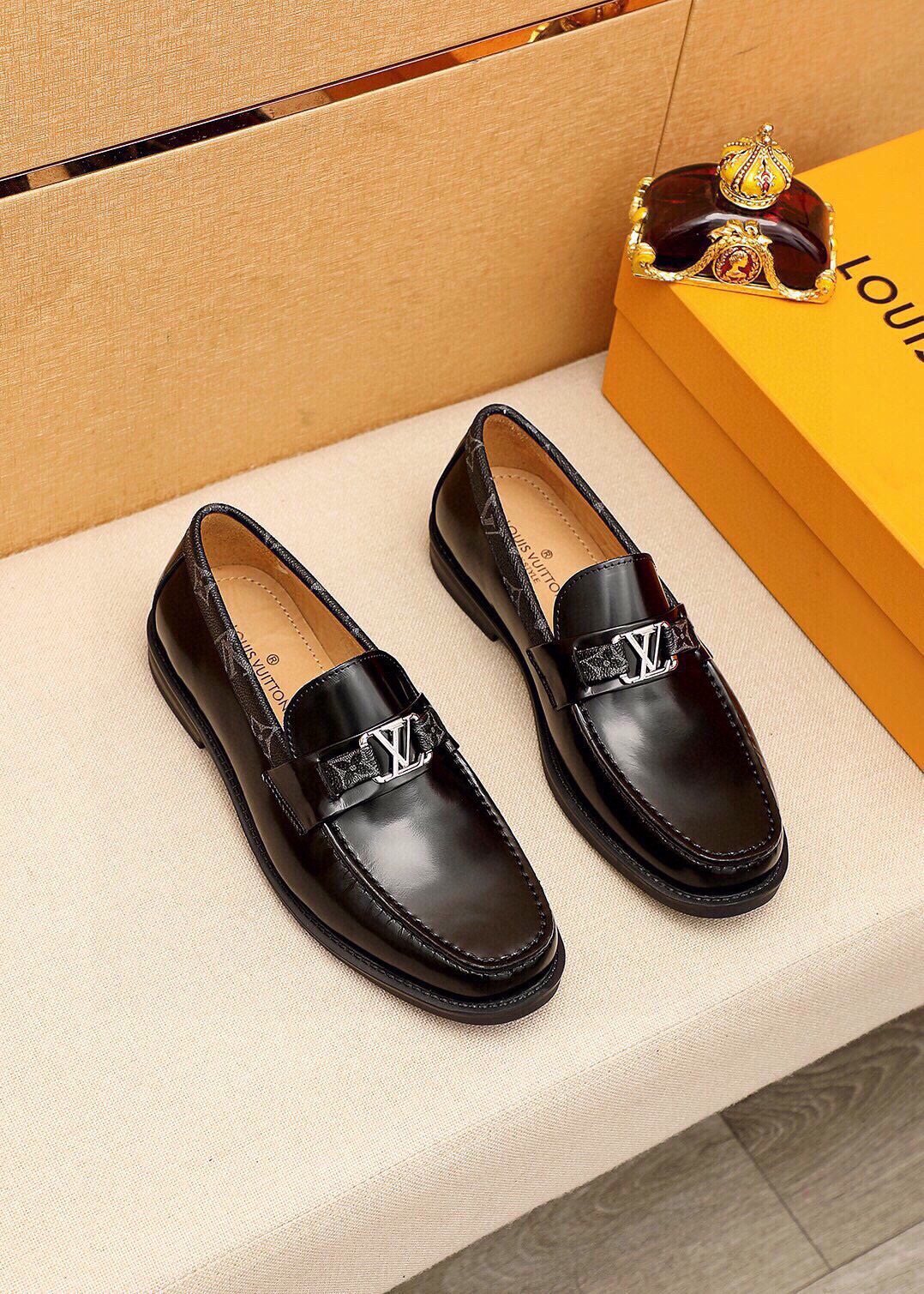 微商相册测试鞋子-Louis Vuitton Moc-Toe Hardware Loafers — front