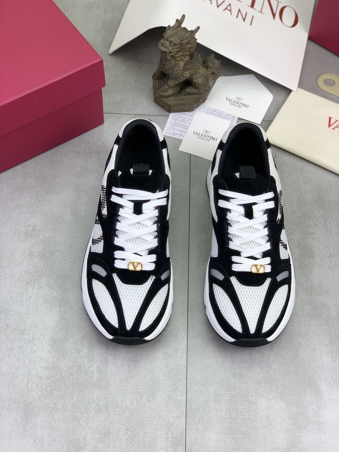 微商相册测试鞋子-Valentino VLogo Mesh Low-Top Sneakers — front