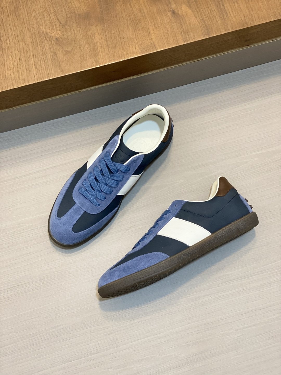 TOD'S Contrast Panel Low-Top Sneakers — front